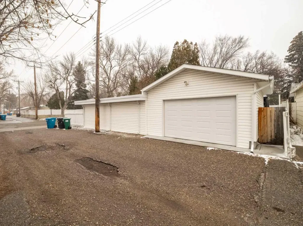 1202 13 Street S Lethbridge AB T1K 1S9
