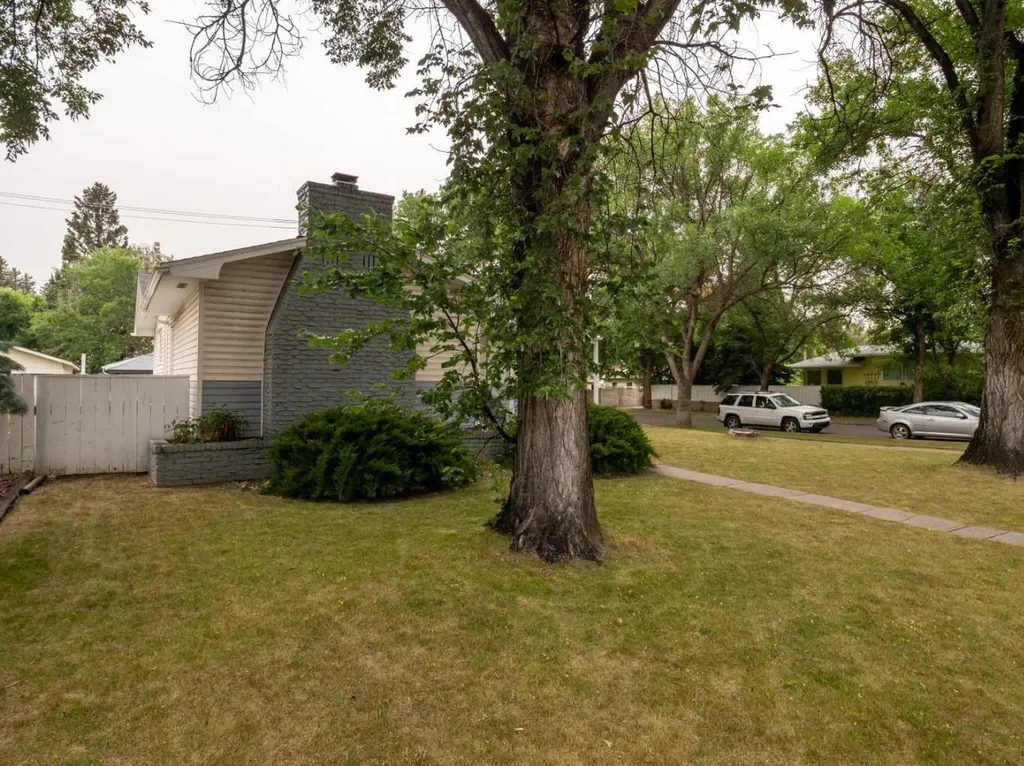 1202 13 Street S Lethbridge AB T1K 1S9
