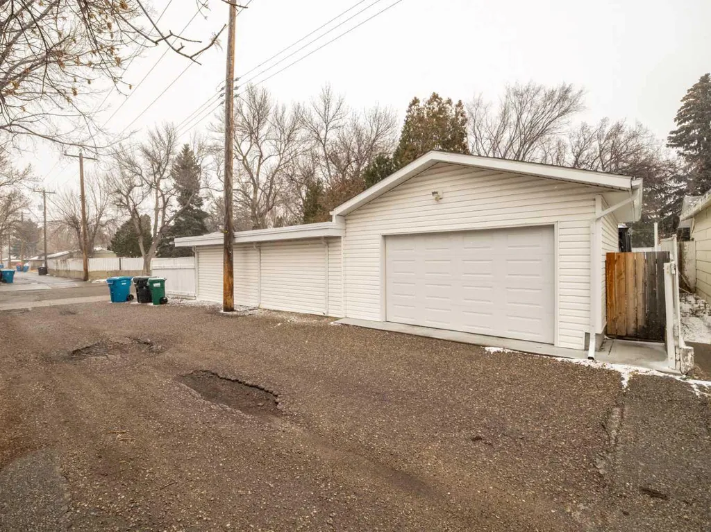 1202 13 Street S Lethbridge AB T1K 1S9