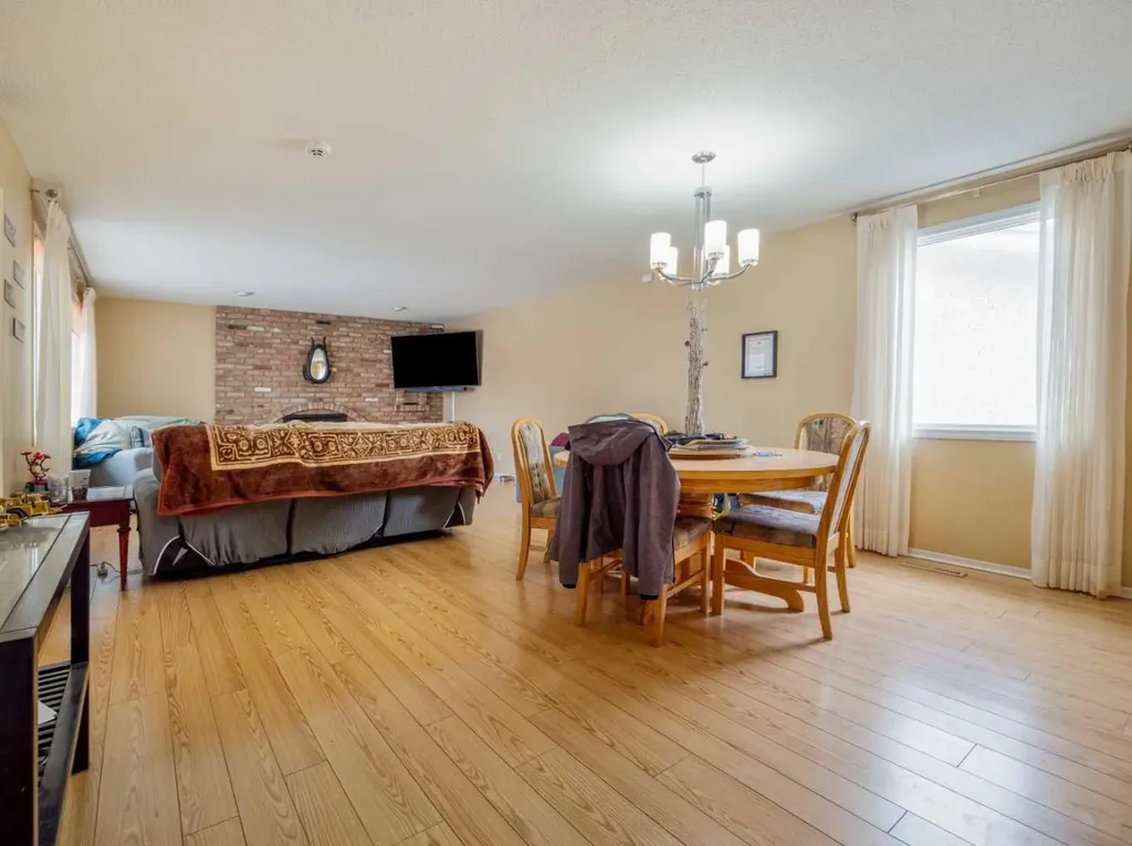 1202 13 Street S Lethbridge AB T1K 1S9
