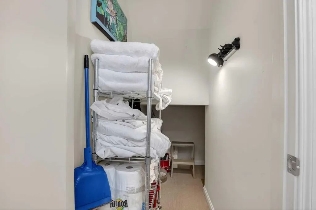 638 11 Avenue SW Calgary AB T2R 0E2