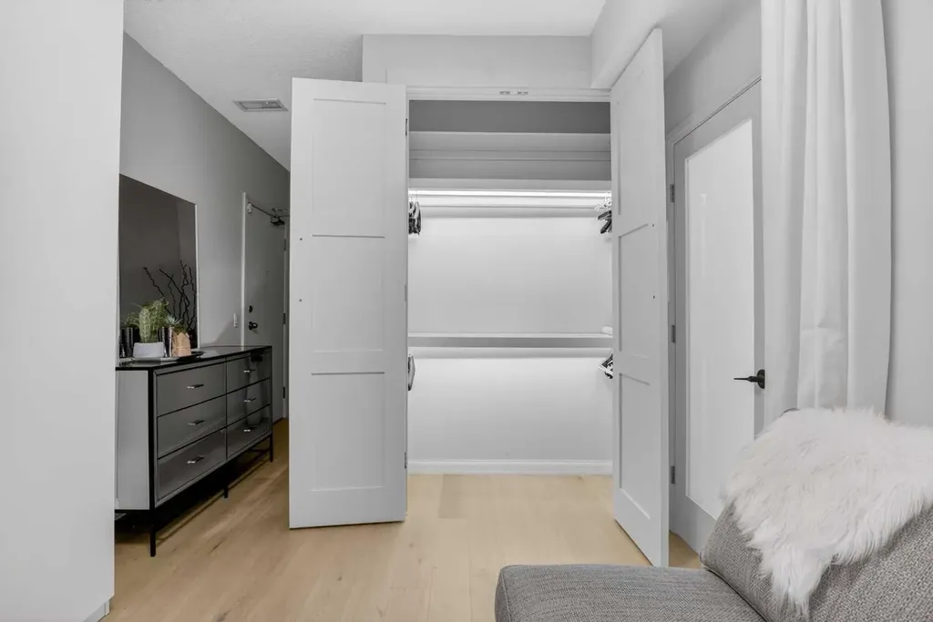 638 11 Avenue SW Calgary AB T2R 0E2