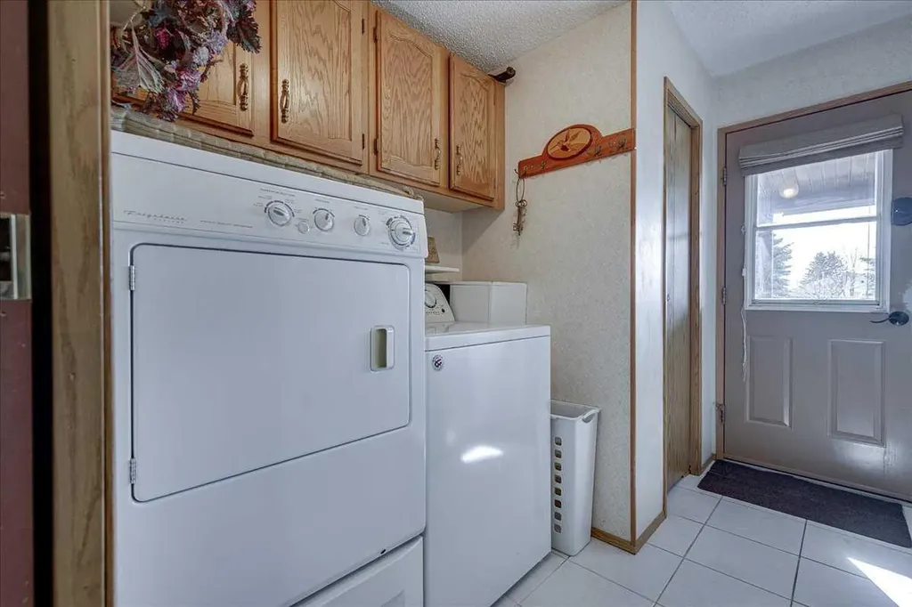 5323 Margodt Close Innisfail AB T4G 1E6