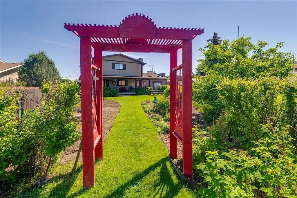 5323 Margodt Close Innisfail AB T4G 1E6
