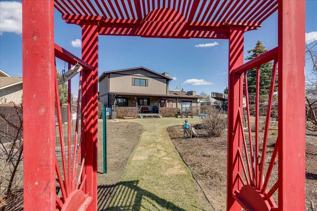 5323 Margodt Close Innisfail AB T4G 1E6