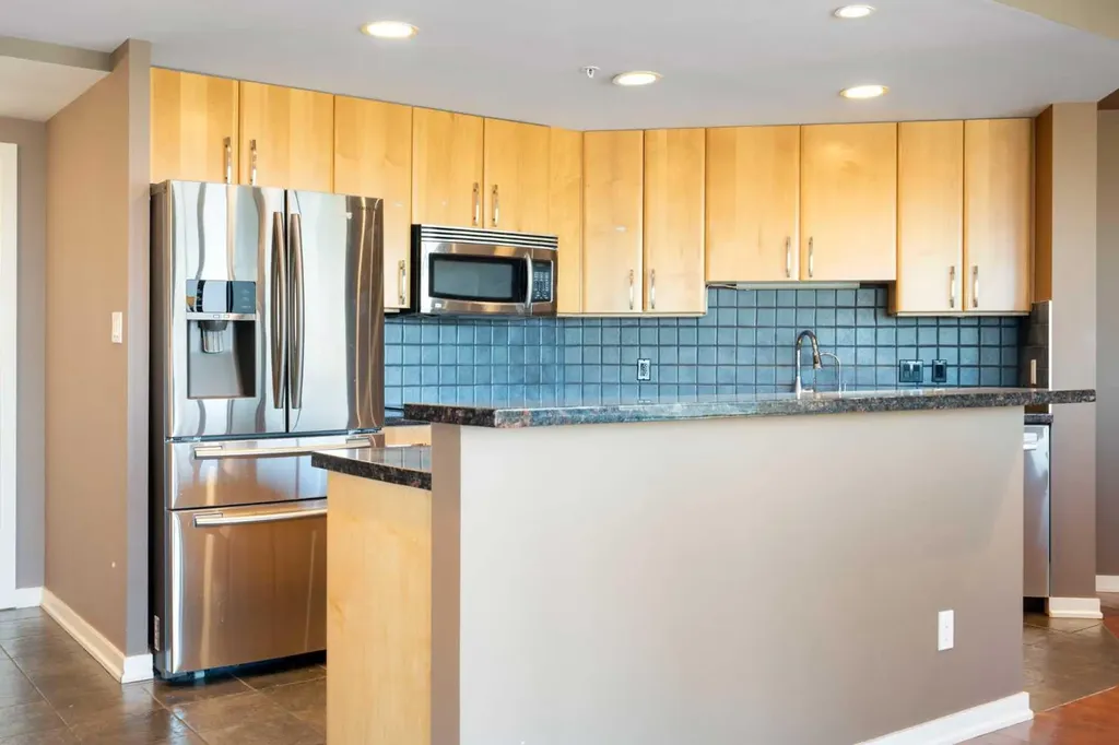 1088 6 Avenue SW Calgary AB T2P 5N3