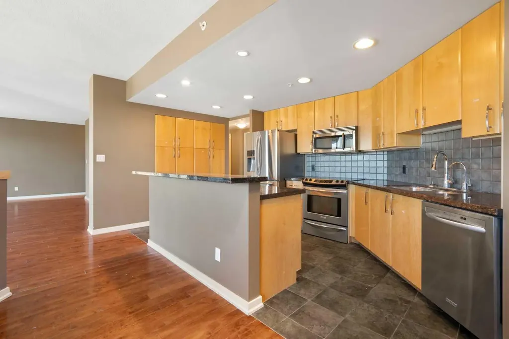 1088 6 Avenue SW Calgary AB T2P 5N3