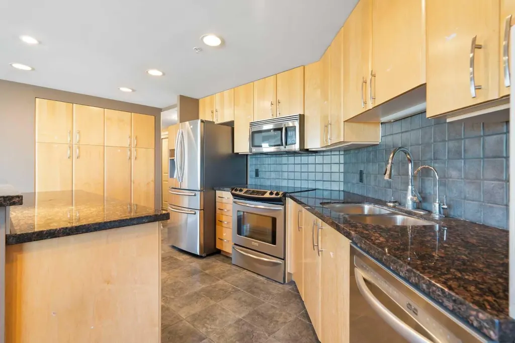 1088 6 Avenue SW Calgary AB T2P 5N3