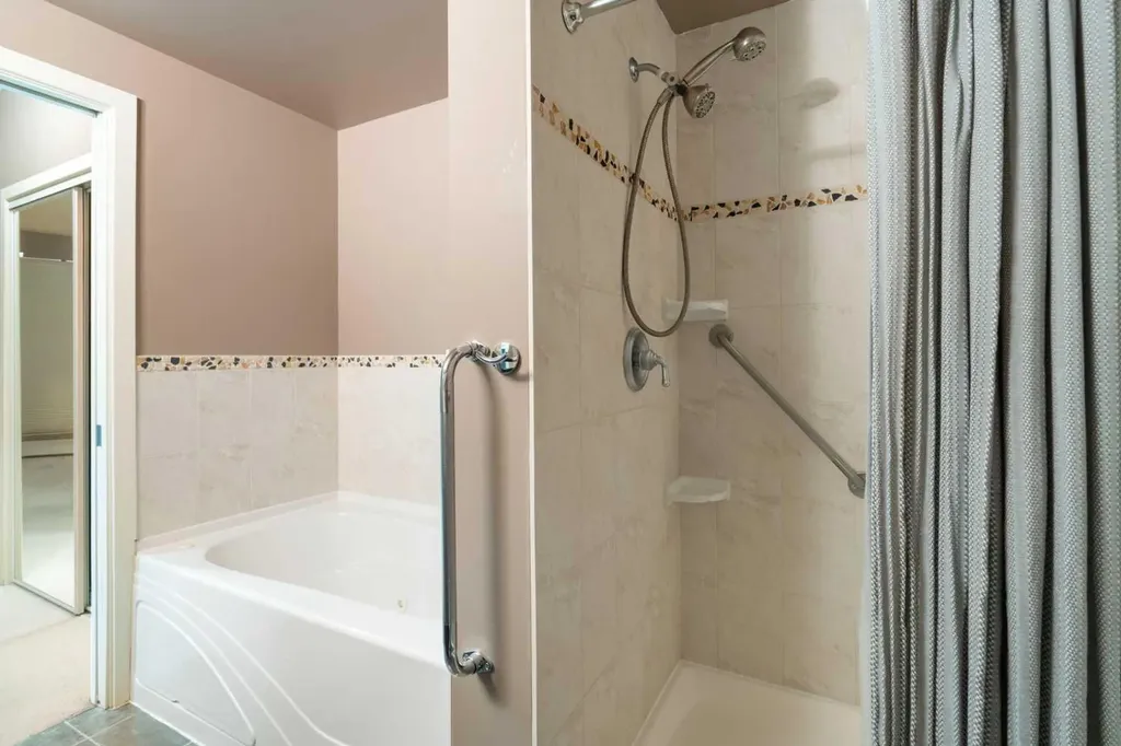 1088 6 Avenue SW Calgary AB T2P 5N3