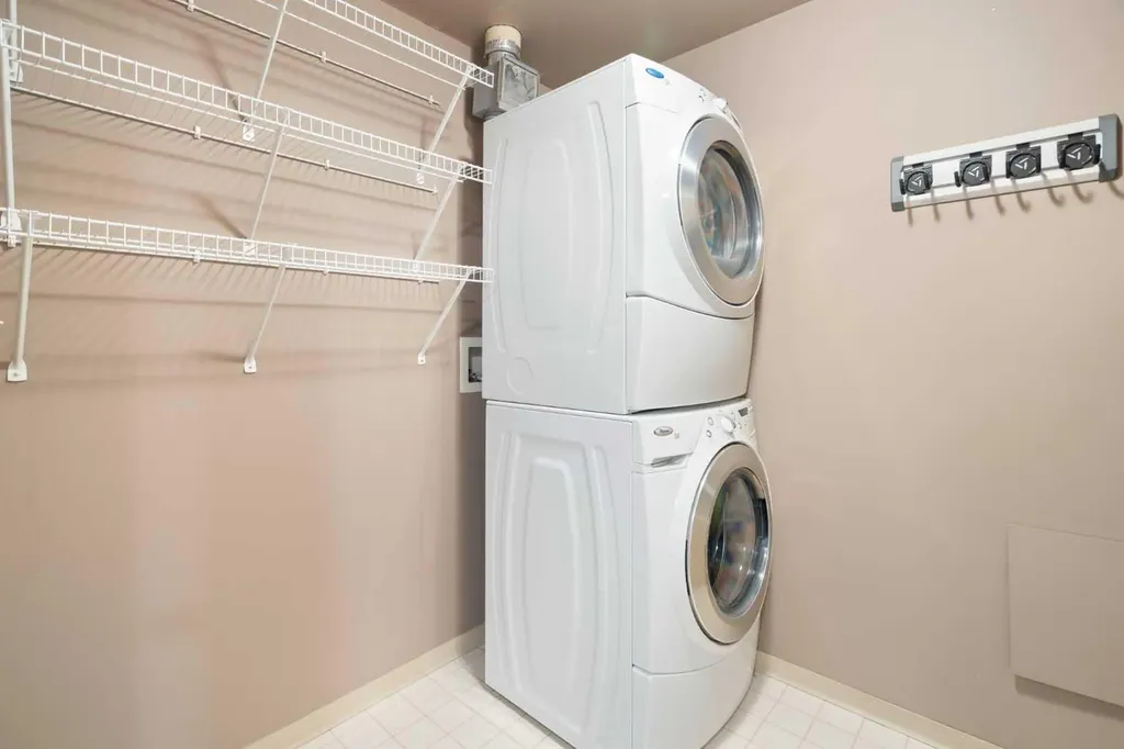 1088 6 Avenue SW Calgary AB T2P 5N3