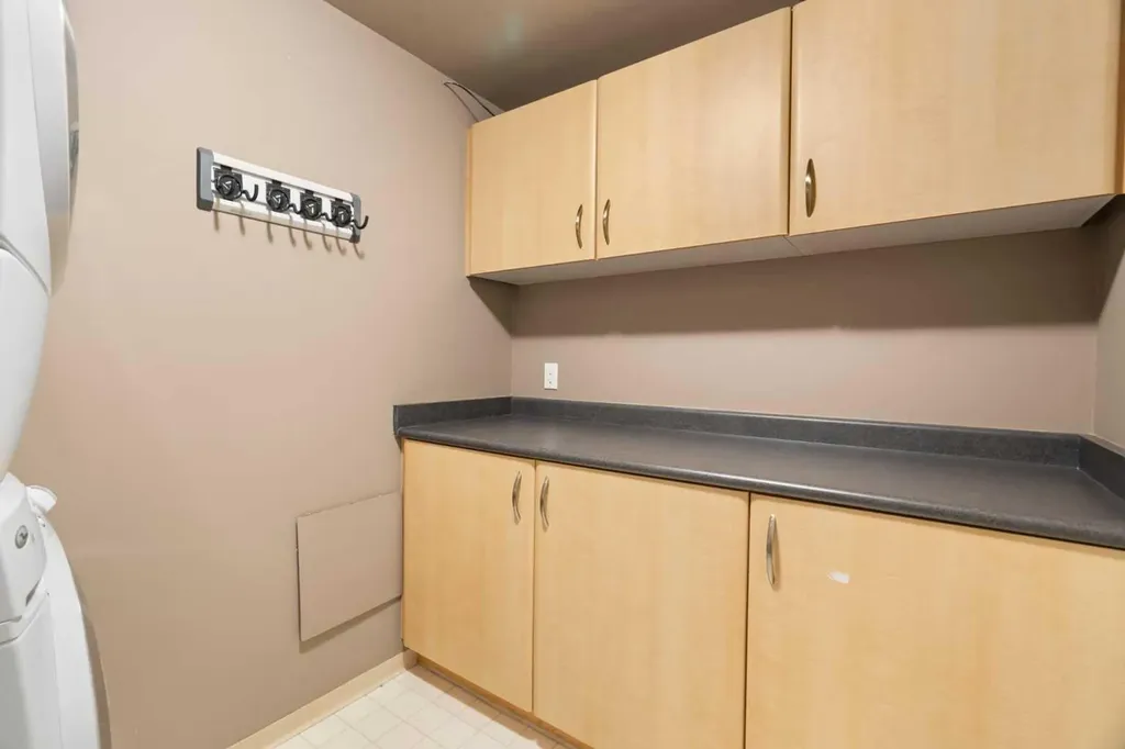 1088 6 Avenue SW Calgary AB T2P 5N3
