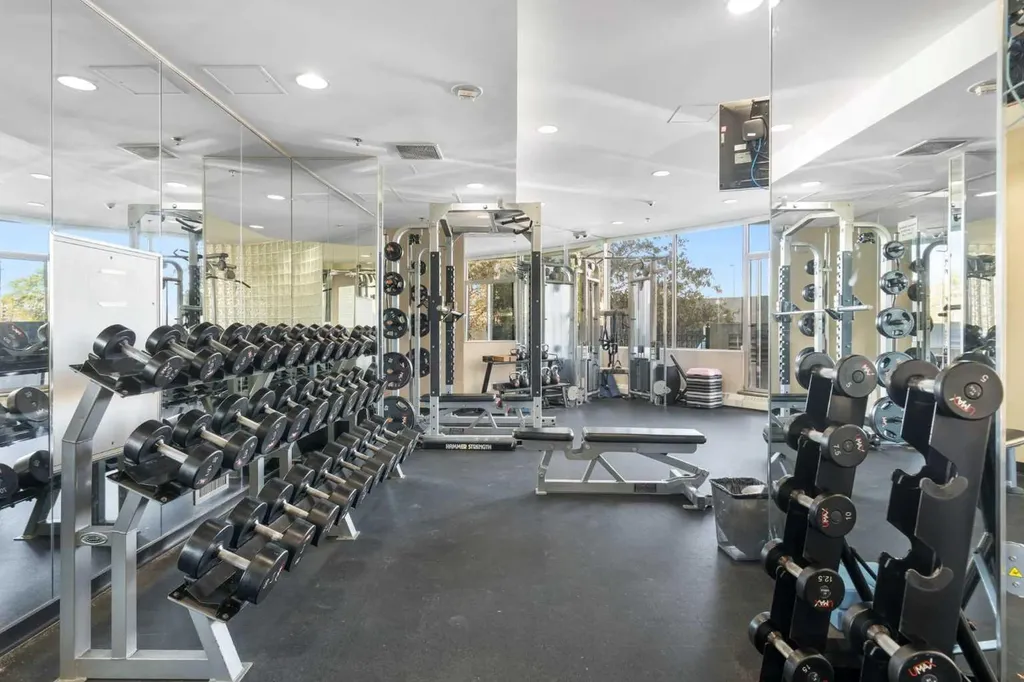 1088 6 Avenue SW Calgary AB T2P 5N3
