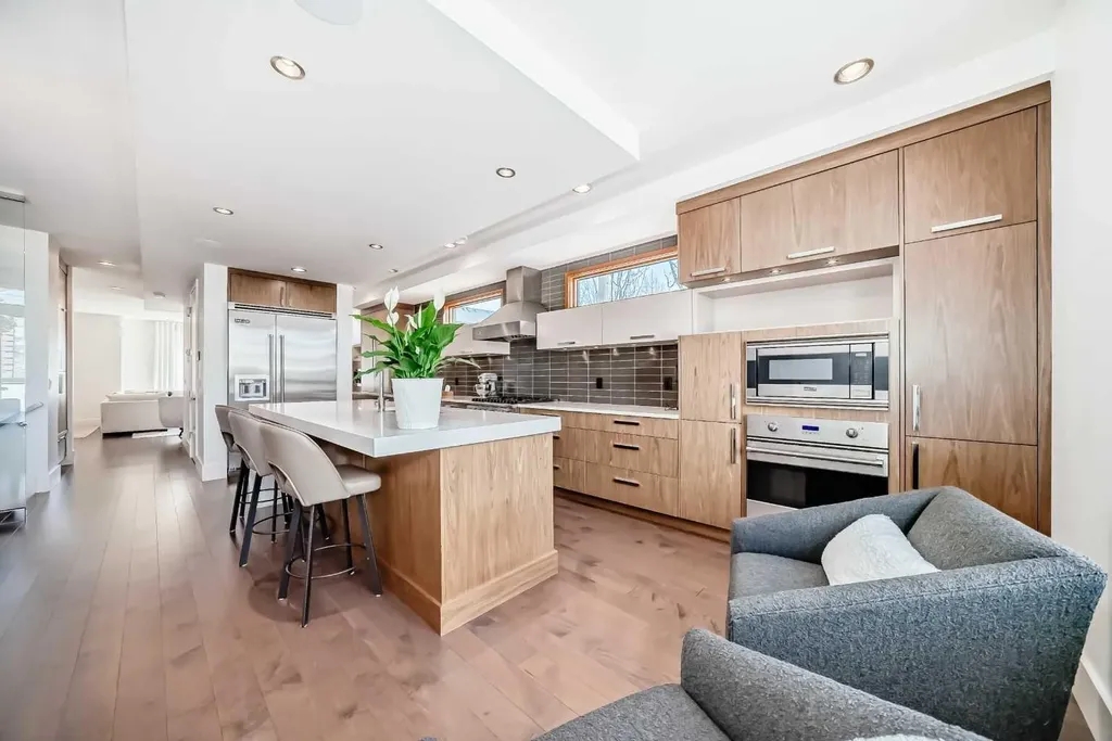 2142 28 Avenue SW Calgary AB T2t 1K5