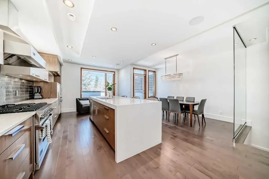 2142 28 Avenue SW Calgary AB T2t 1K5