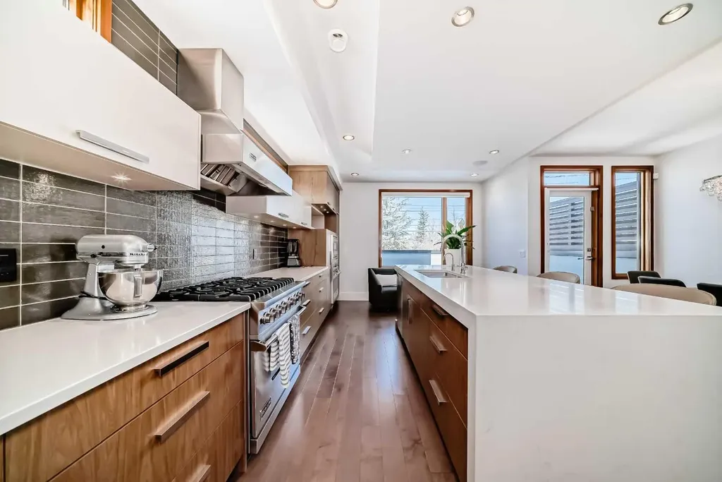 2142 28 Avenue SW Calgary AB T2t 1K5