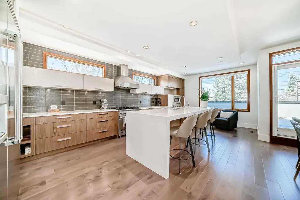 2142 28 Avenue SW Calgary AB T2t 1K5