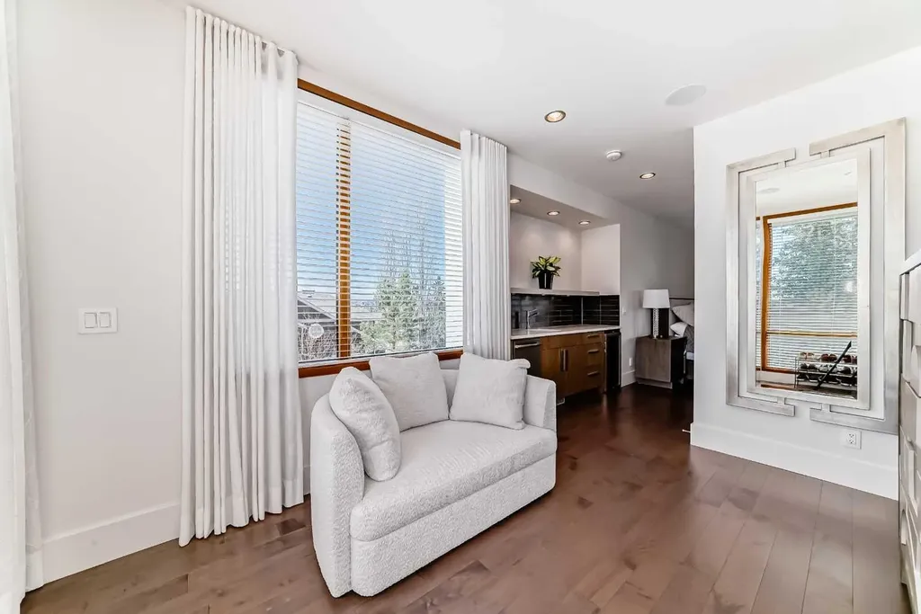 2142 28 Avenue SW Calgary AB T2t 1K5