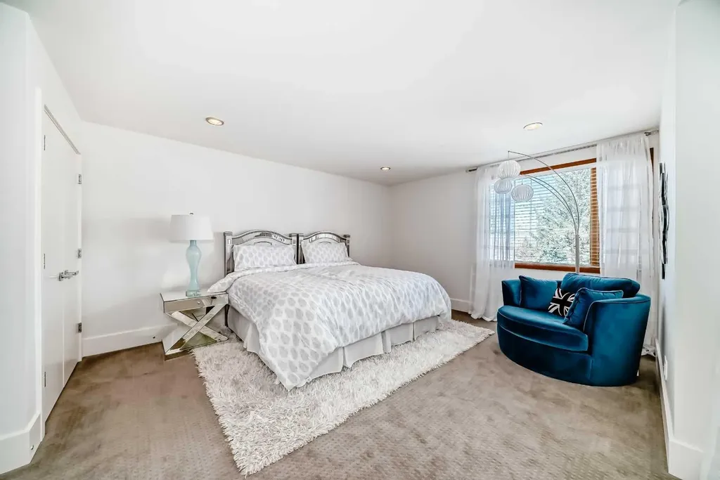 2142 28 Avenue SW Calgary AB T2t 1K5