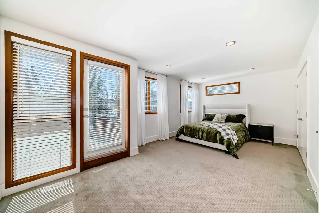 2142 28 Avenue SW Calgary AB T2t 1K5