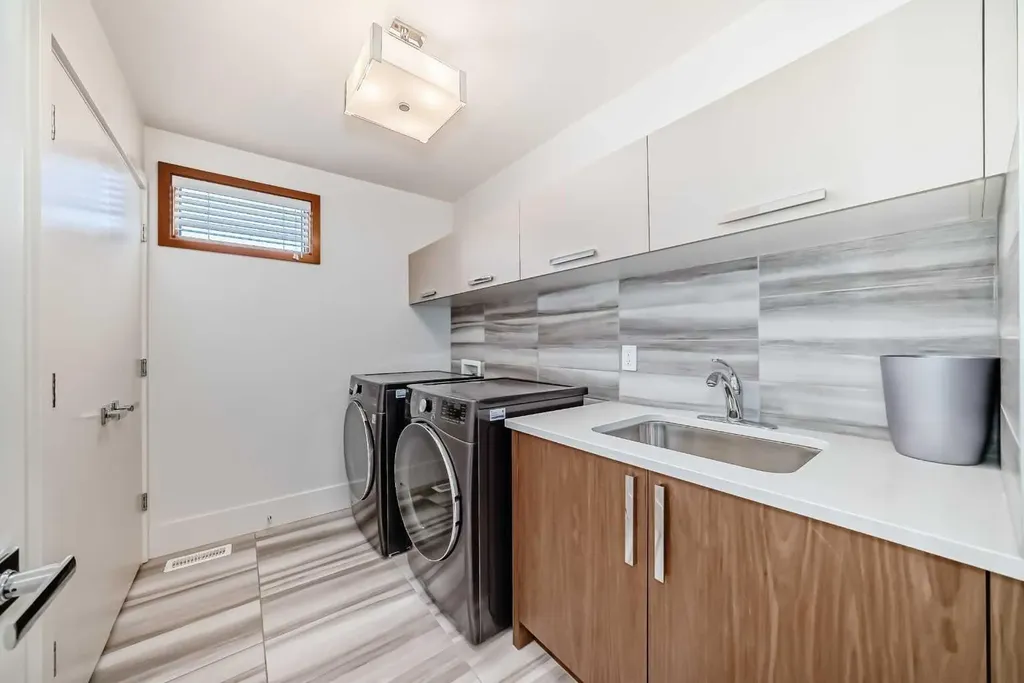 2142 28 Avenue SW Calgary AB T2t 1K5