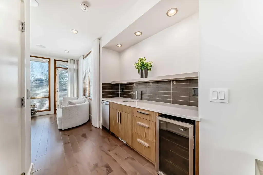 2142 28 Avenue SW Calgary AB T2t 1K5