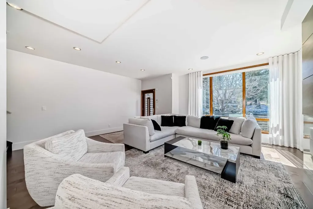 2142 28 Avenue SW Calgary AB T2t 1K5