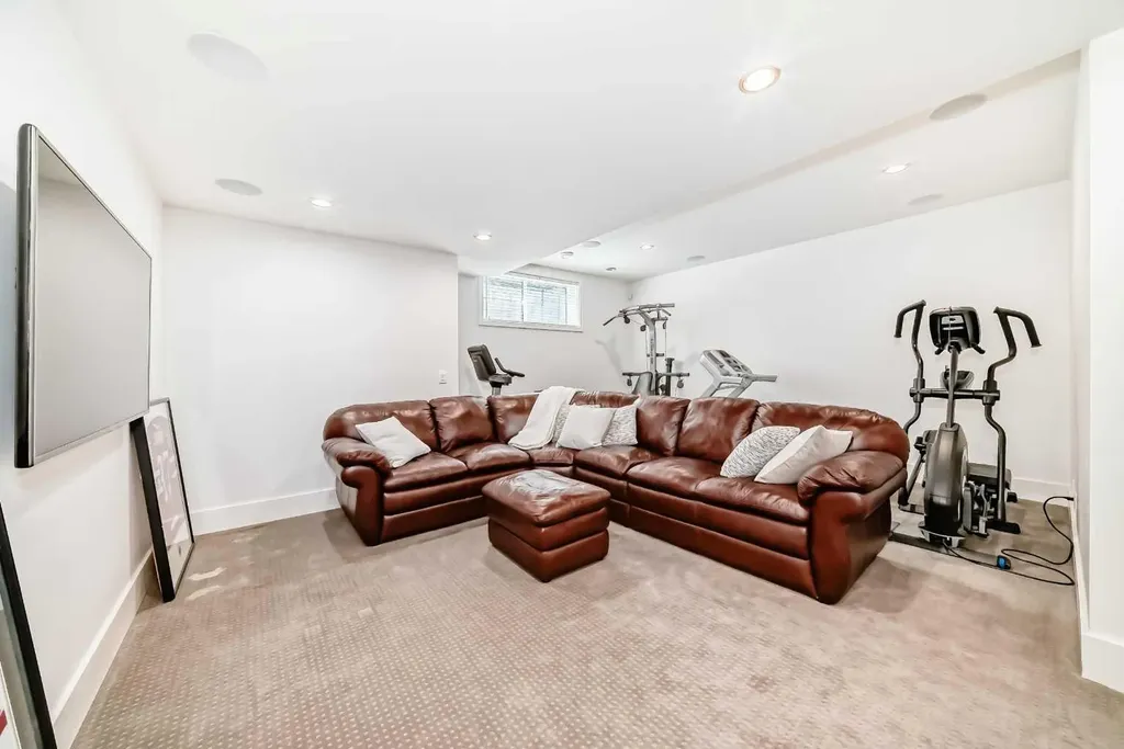 2142 28 Avenue SW Calgary AB T2t 1K5