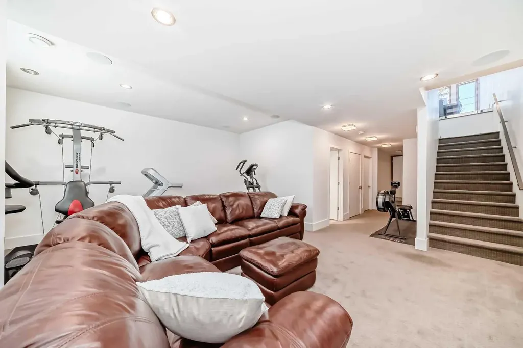 2142 28 Avenue SW Calgary AB T2t 1K5