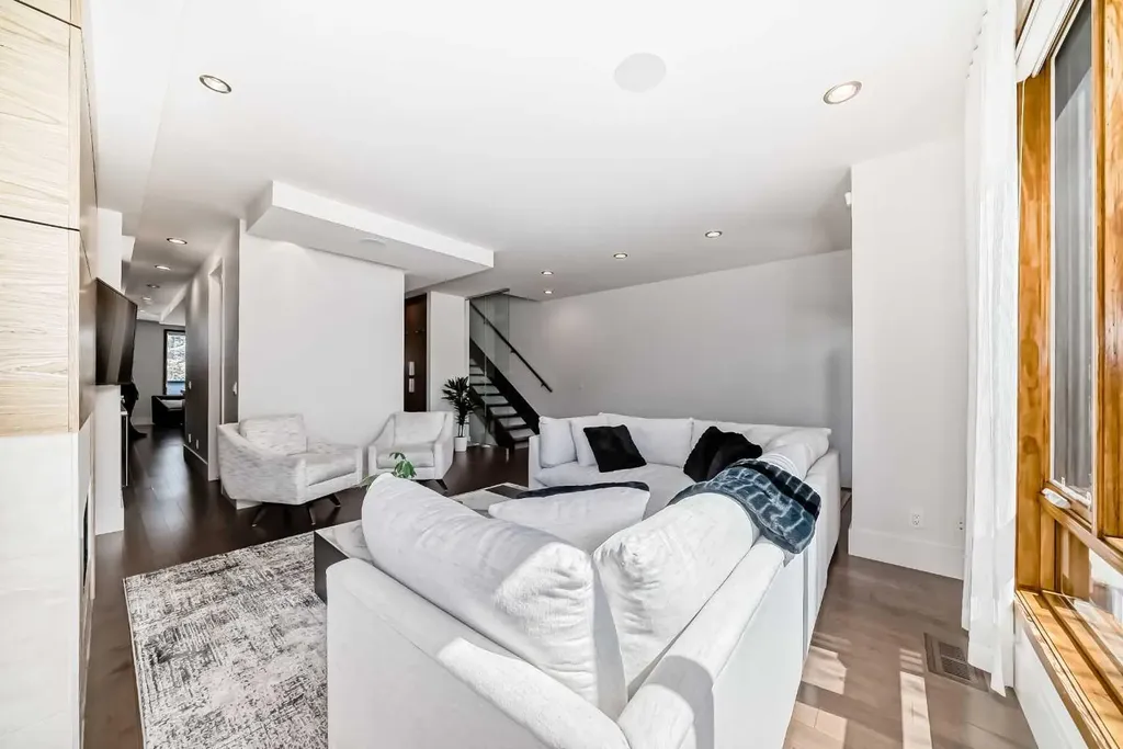 2142 28 Avenue SW Calgary AB T2t 1K5