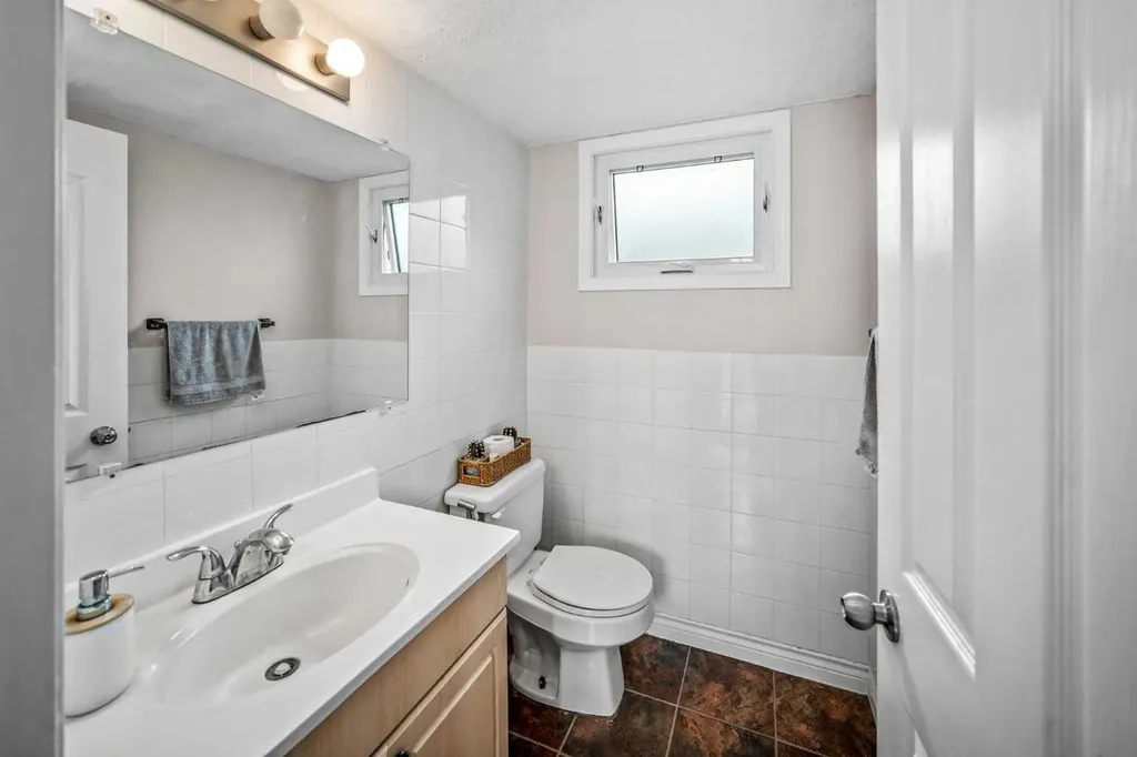 96 Mckinley Road SE Calgary AB T2Z 1V8