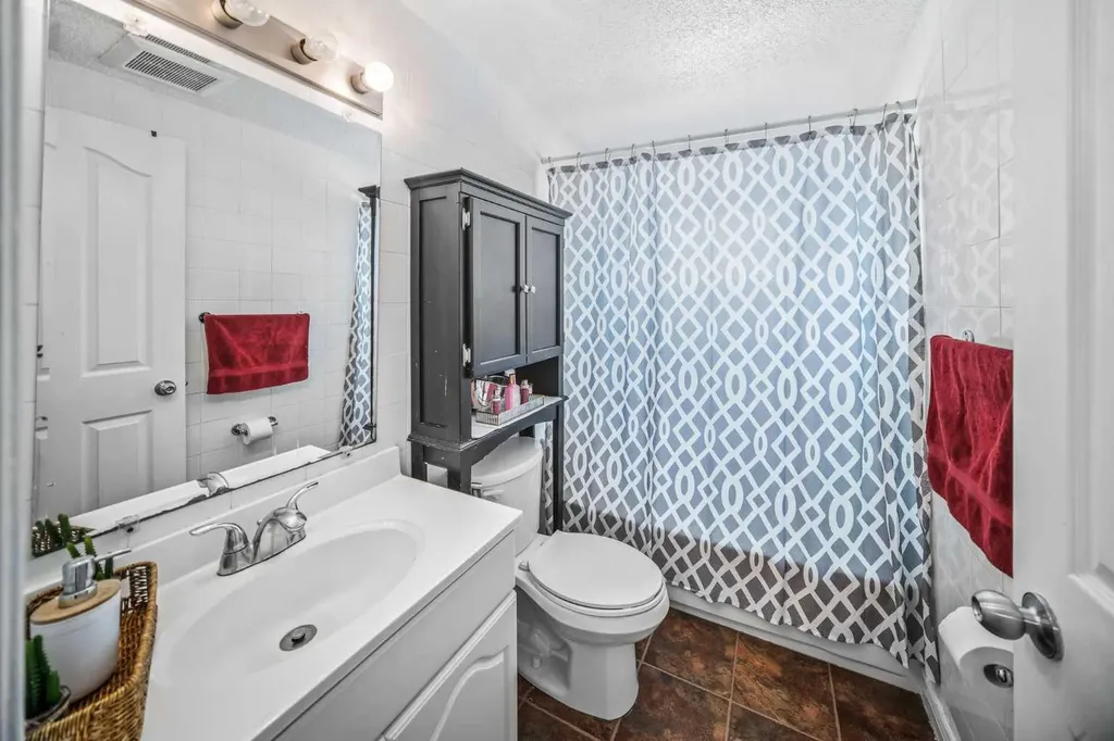 96 Mckinley Road SE Calgary AB T2Z 1V8