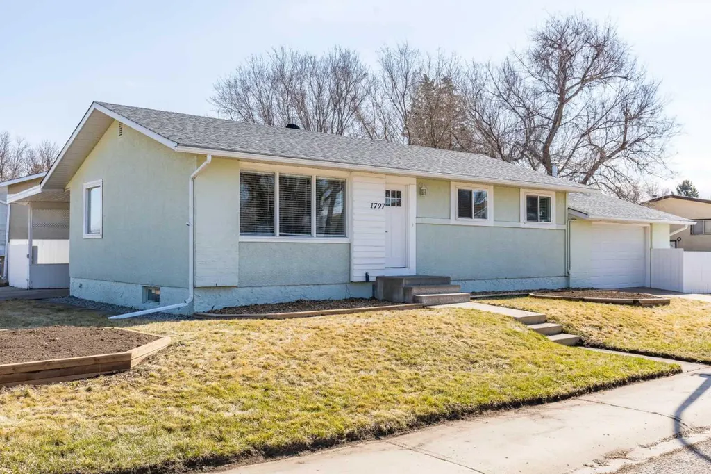 1797 4 Avenue NE Medicine Hat AB T1C 1A4