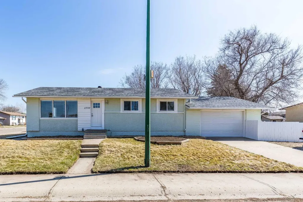 1797 4 Avenue NE Medicine Hat AB T1C 1A4