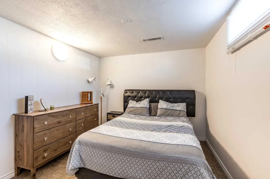 1797 4 Avenue NE Medicine Hat AB T1C 1A4
