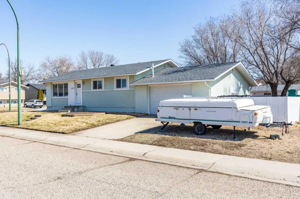 1797 4 Avenue NE Medicine Hat AB T1C 1A4