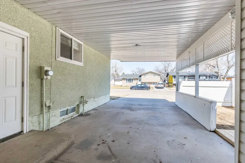 1797 4 Avenue NE Medicine Hat AB T1C 1A4