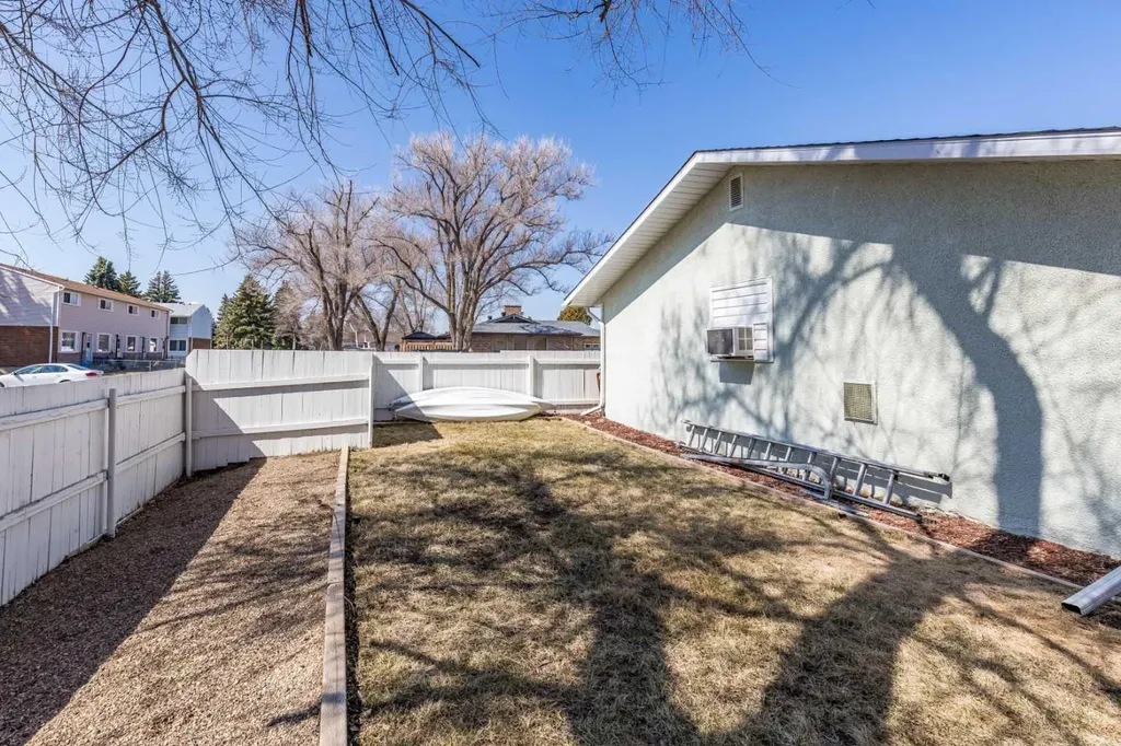 1797 4 Avenue NE Medicine Hat AB T1C 1A4