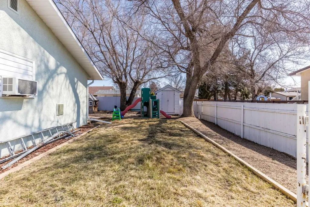 1797 4 Avenue NE Medicine Hat AB T1C 1A4