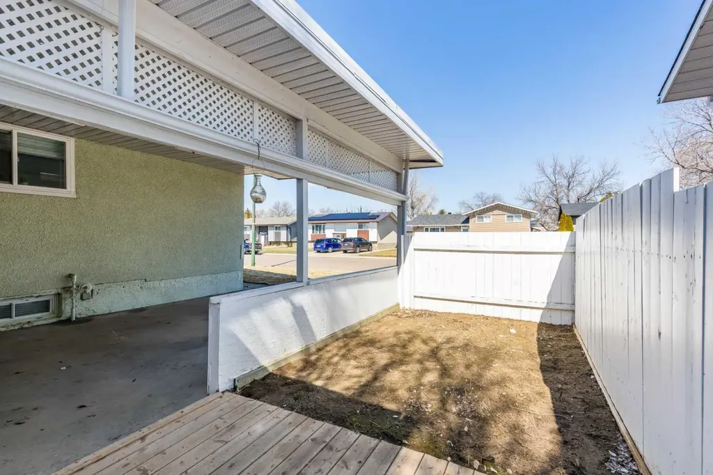 1797 4 Avenue NE Medicine Hat AB T1C 1A4