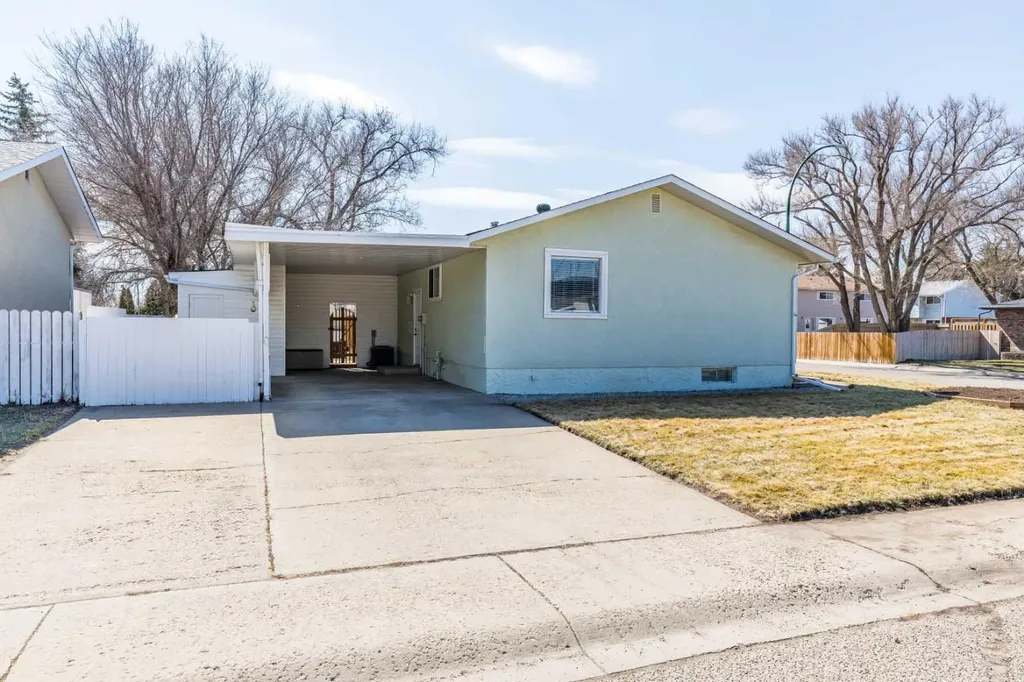 1797 4 Avenue NE Medicine Hat AB T1C 1A4