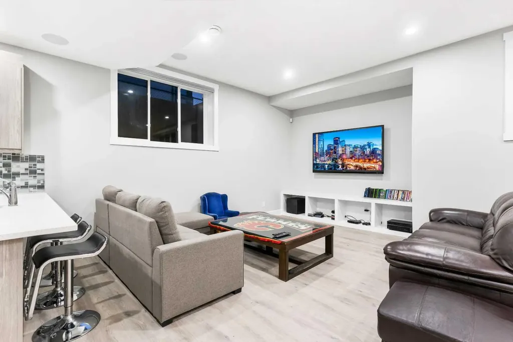 876 East Lakeview Road Chestermere AB T1X 0W7