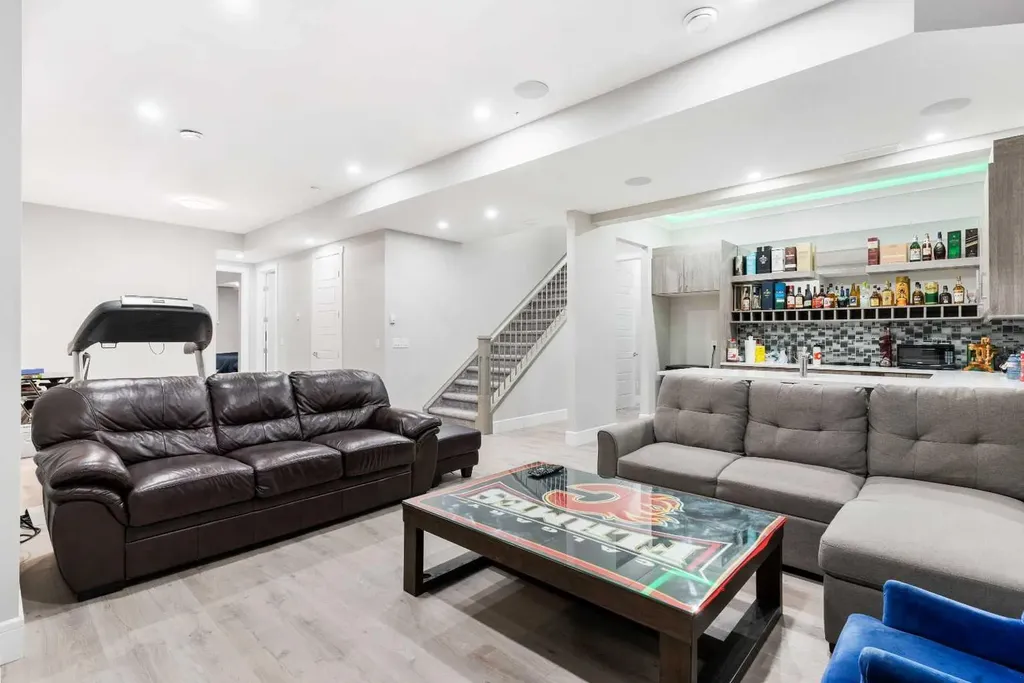 876 East Lakeview Road Chestermere AB T1X 0W7