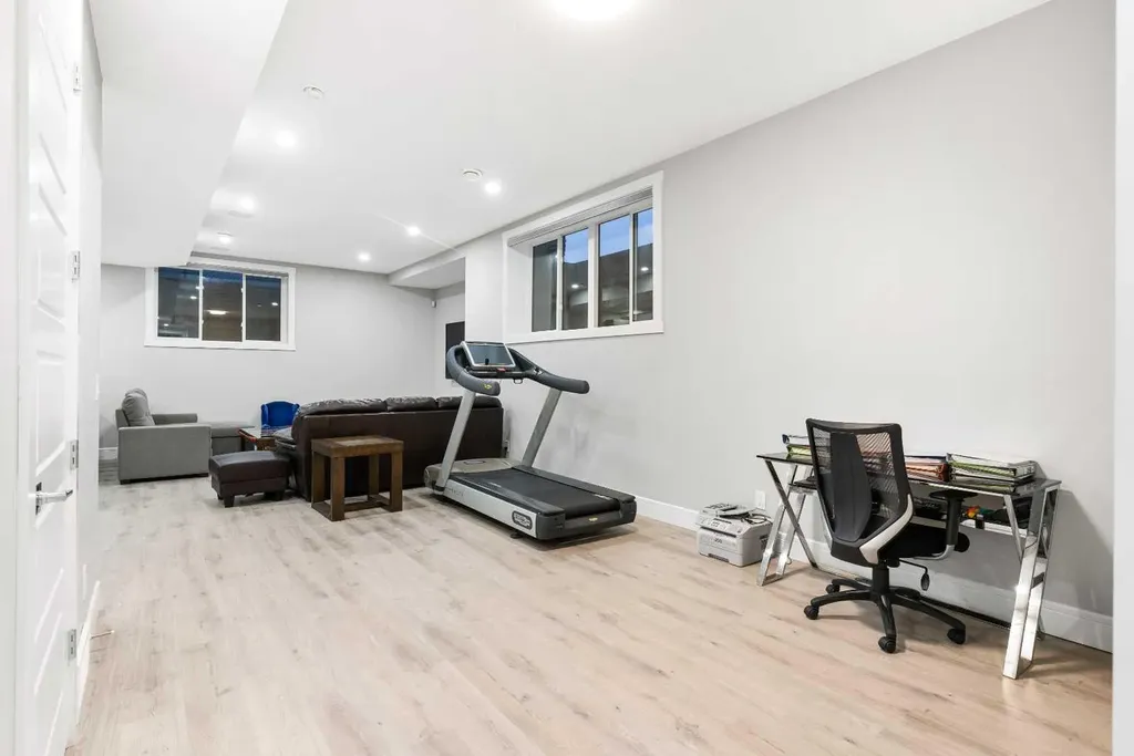 876 East Lakeview Road Chestermere AB T1X 0W7