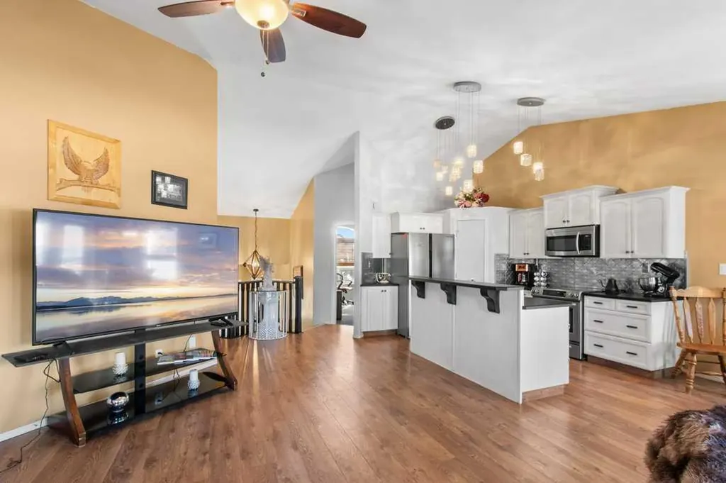 78 Lakeway Boulevard Sylvan Lake AB T4S 2P5