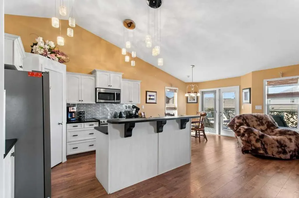 78 Lakeway Boulevard Sylvan Lake AB T4S 2P5