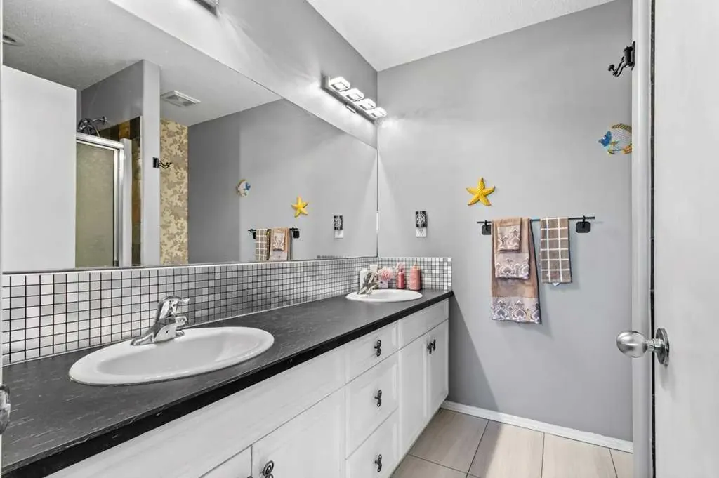 78 Lakeway Boulevard Sylvan Lake AB T4S 2P5