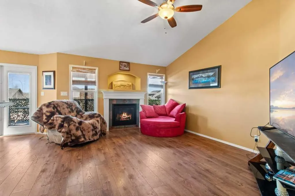 78 Lakeway Boulevard Sylvan Lake AB T4S 2P5