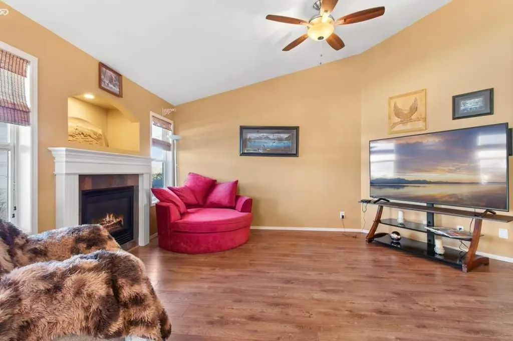 78 Lakeway Boulevard Sylvan Lake AB T4S 2P5