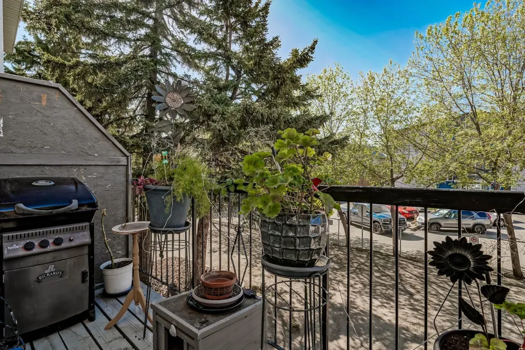 643 4 Avenue NE Calgary AB T2E 0J9