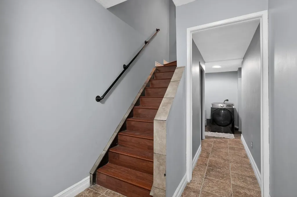 643 4 Avenue NE Calgary AB T2E 0J9
